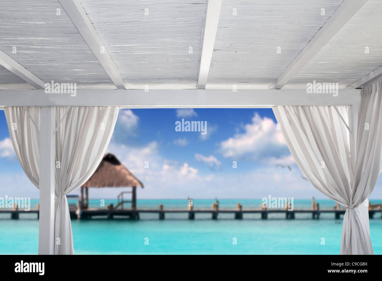 Gazebo en blanc plage tropicale des Caraïbes avec cabane et pier Banque D'Images