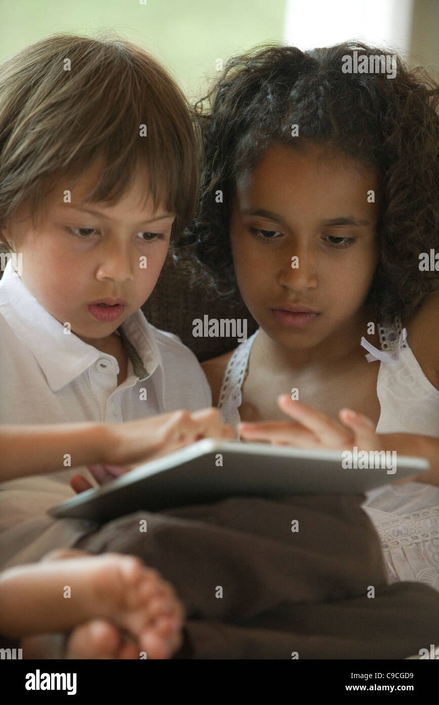 Enfants using digital tablet Banque D'Images