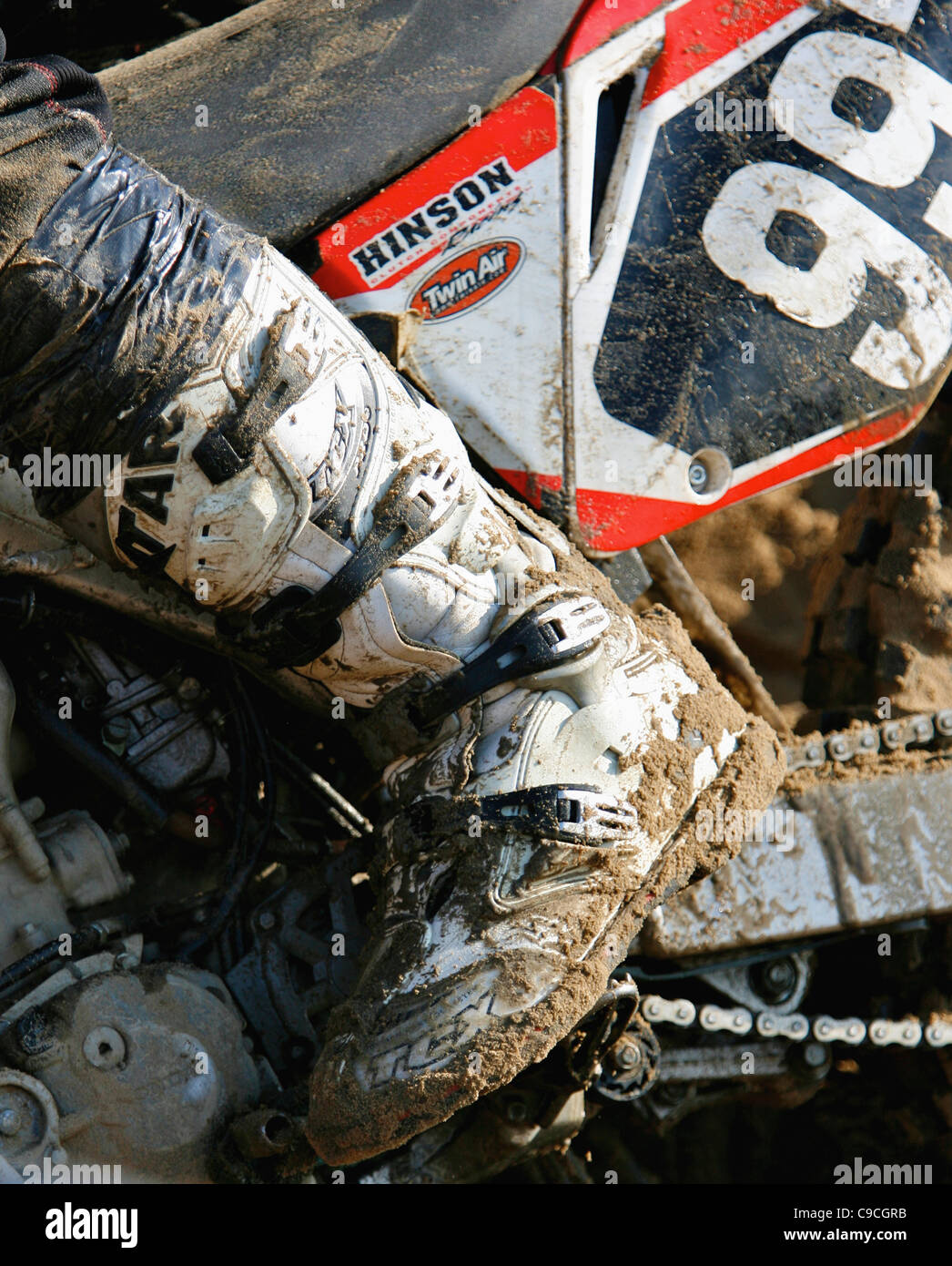 Un gros plan des bottes de motards est photographié lors de la course Weston Motorcycle Endurance Beach 2008 à Weston-super-Mare, Somerset Angleterre, Royaume-Uni Banque D'Images