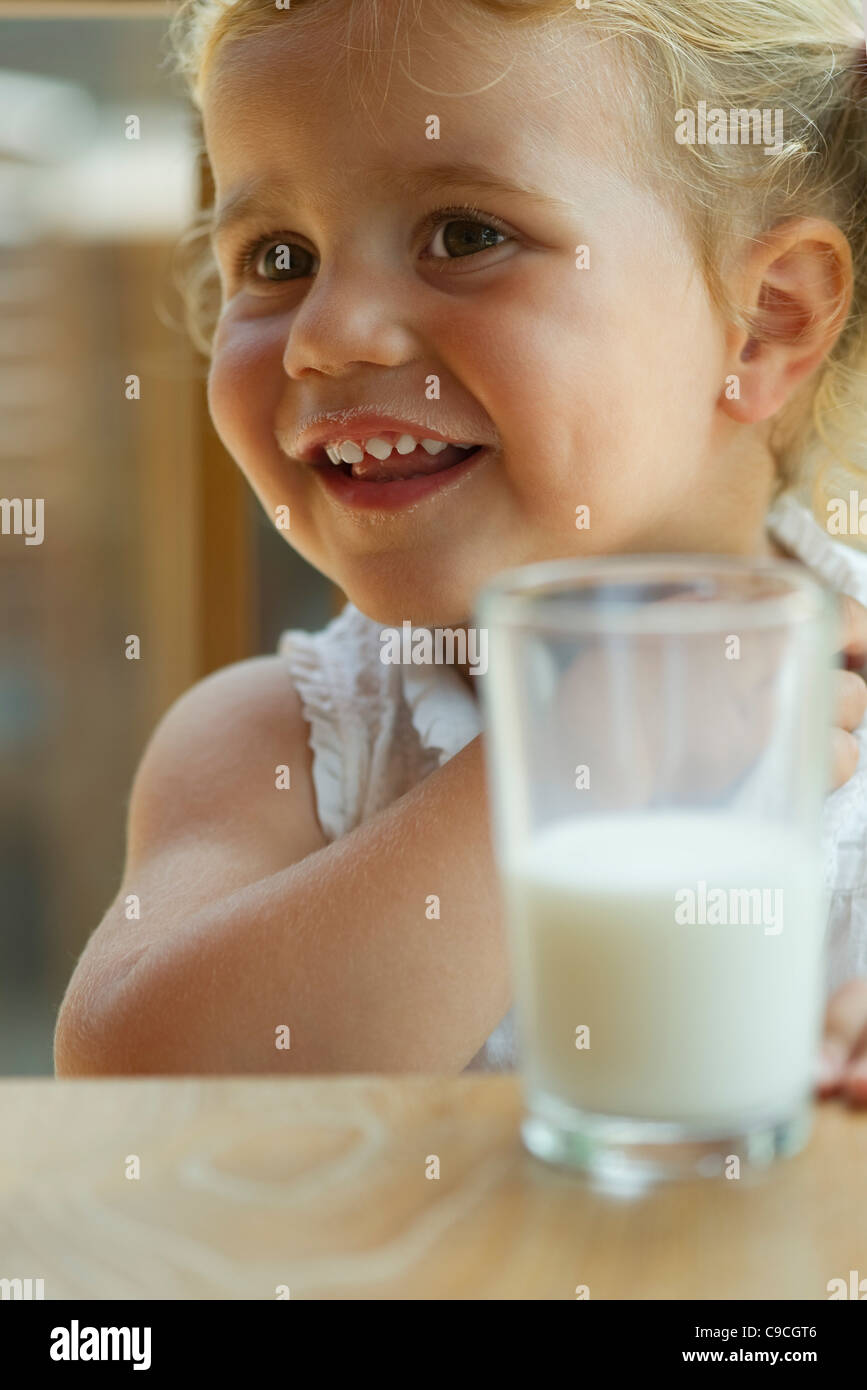 Petite fille profiter de verre de lait Banque D'Images