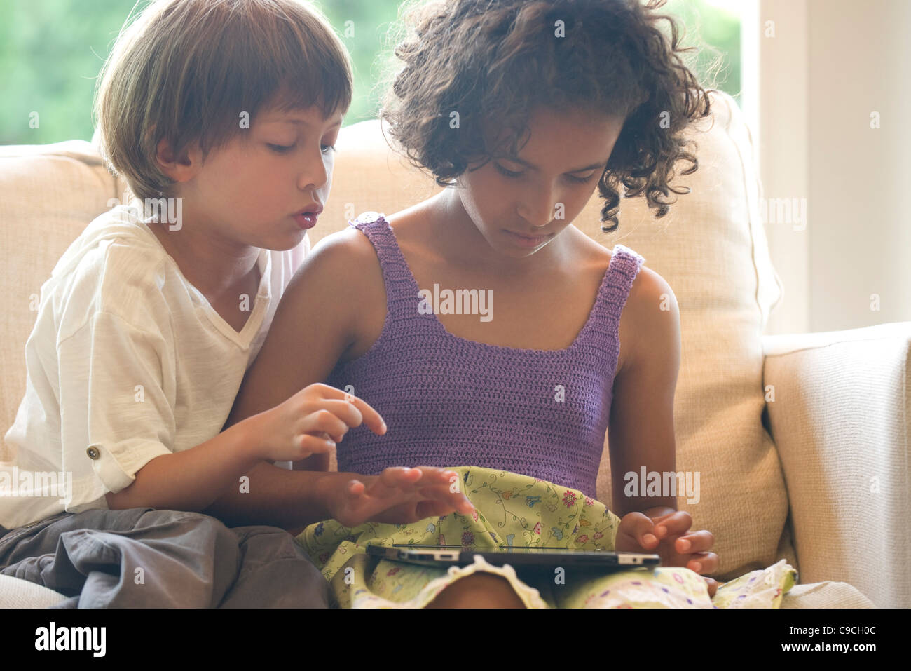 Enfants using digital tablet Banque D'Images