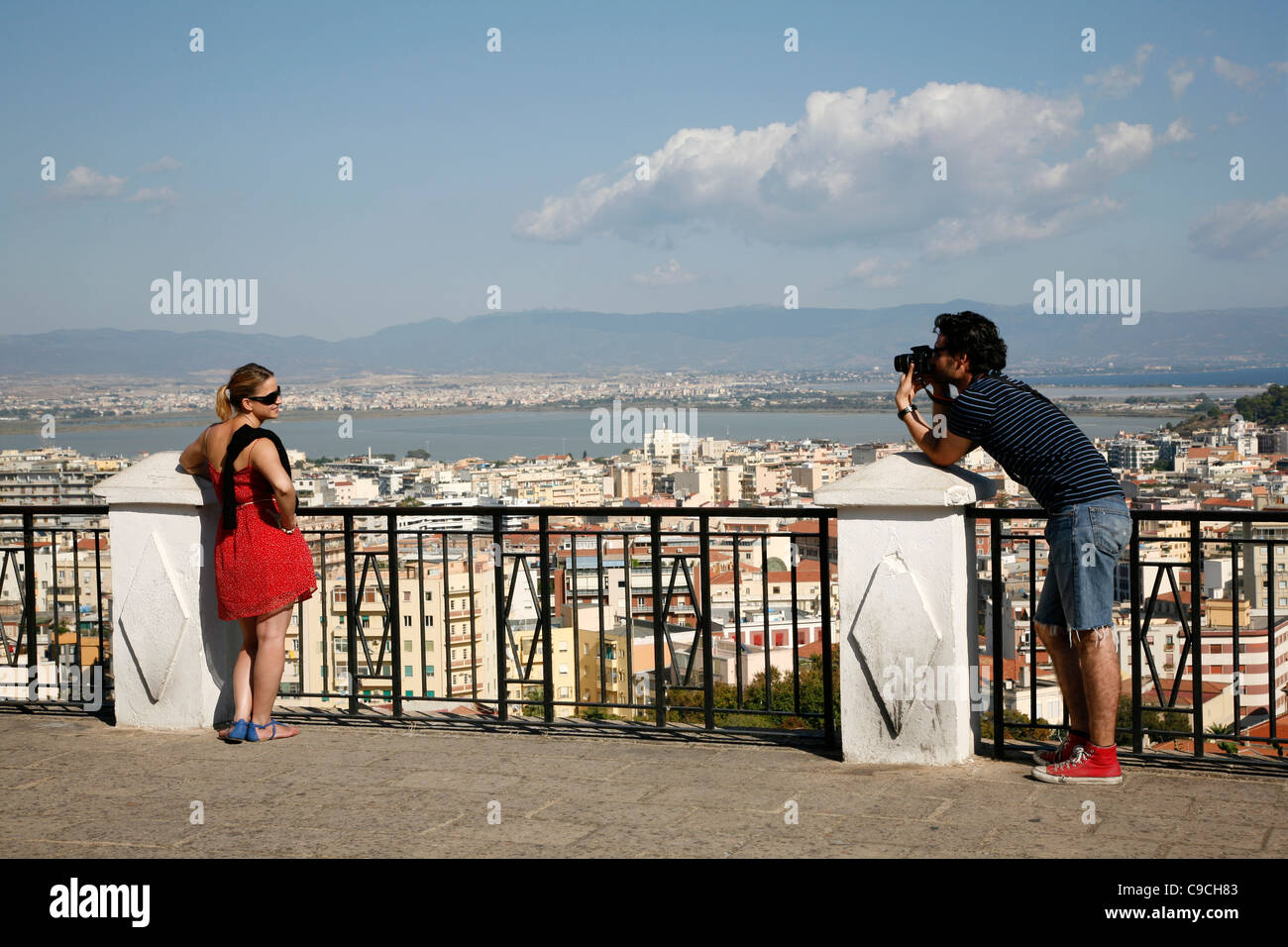 Couple dans le quartier de Castello avec vue sur la ville. Cagliari, Sardaigne, Italie. Banque D'Images