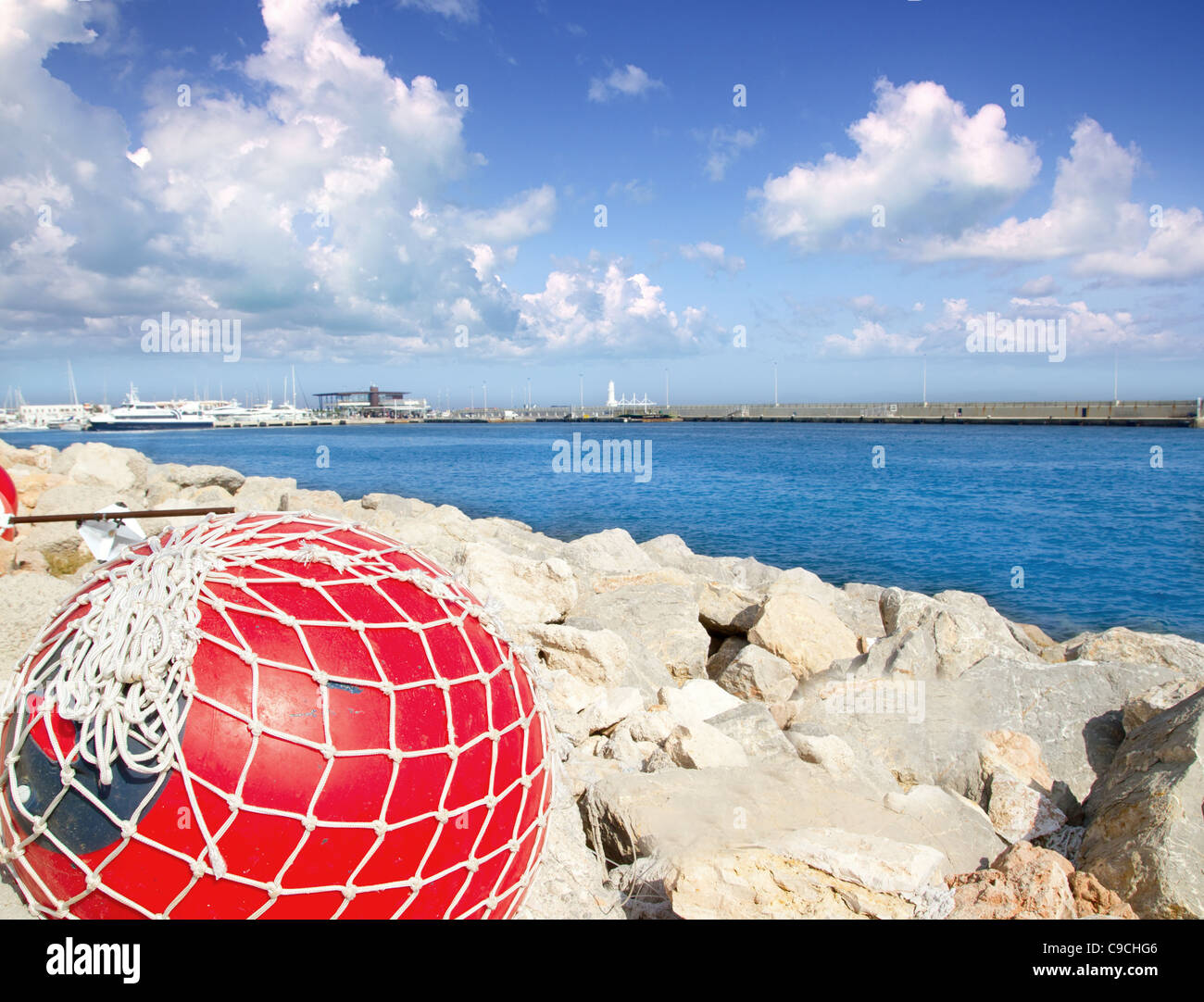 Pêche à la bouée rouge avec filet brise-lames du port de Formentera en mer Méditerranée Banque D'Images