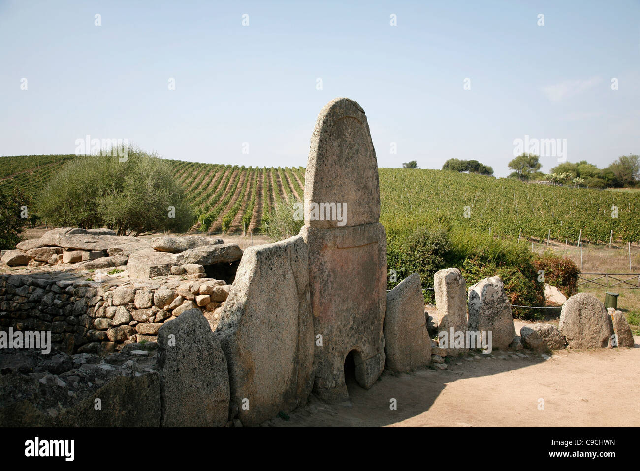 La tombe des géants de Coddu Vecchiu, Arzachena, Sardaigne, Italie ...