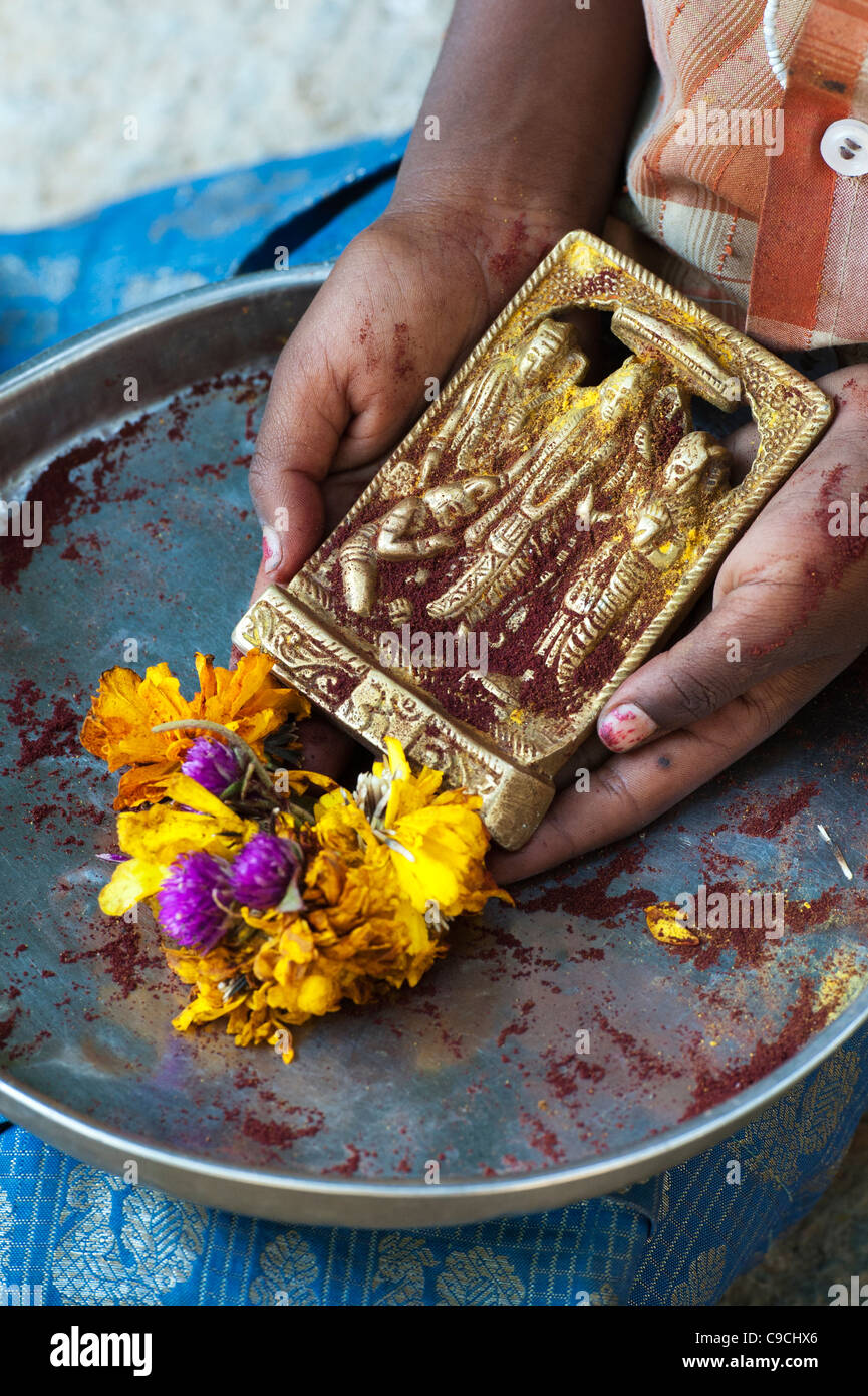 Les Indiens pauvres filles mendiant hindou avec plaque d'idole. L'Andhra Pradesh, Inde Banque D'Images