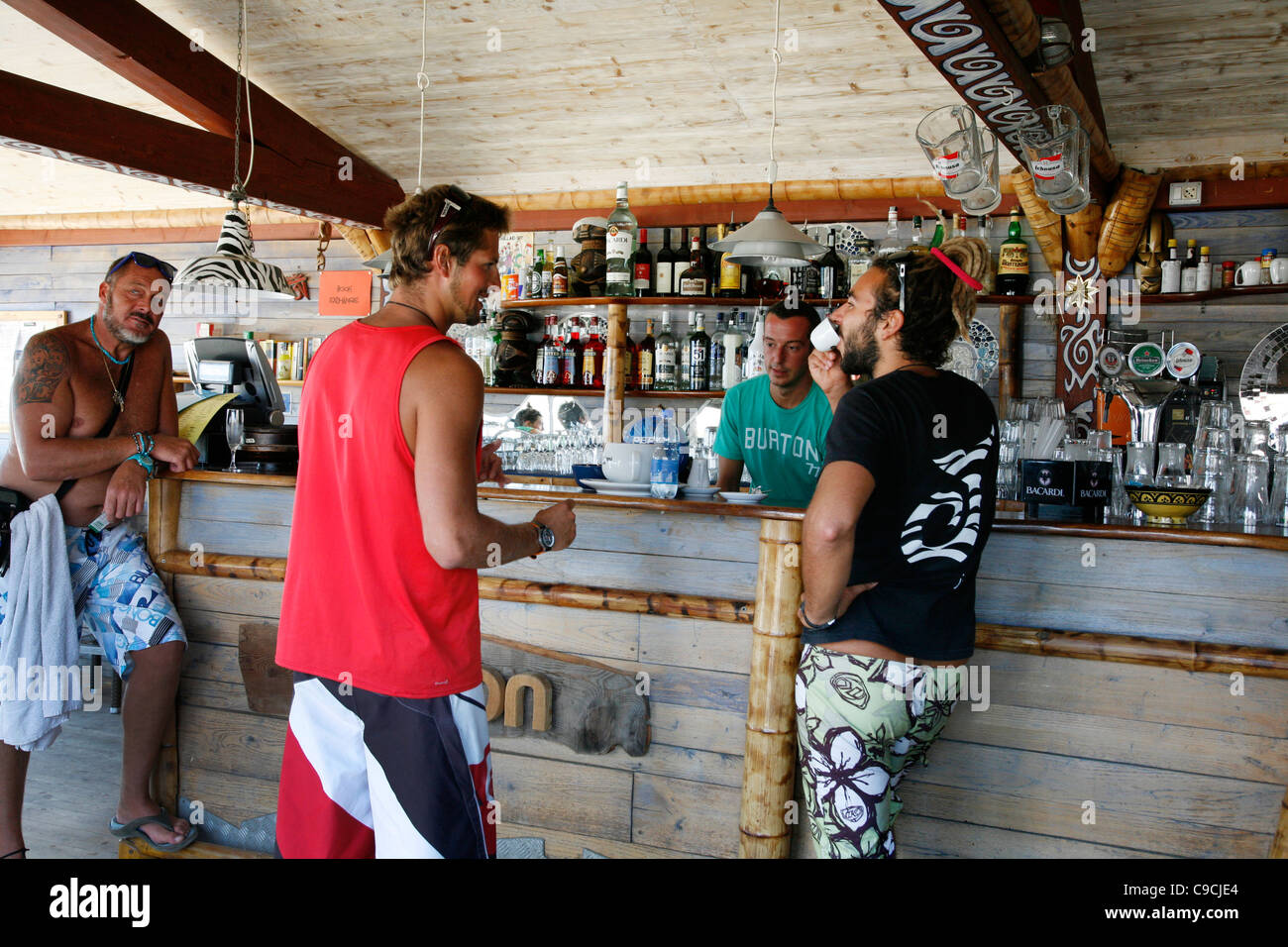 Bar de plage de Porto Pollo, Sardaigne, Italie. Banque D'Images