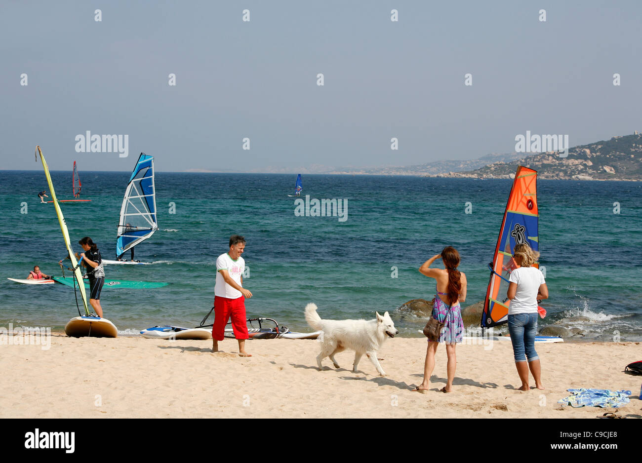 En surfant à plage de Porto Pollo, Sardaigne, Italie. Banque D'Images