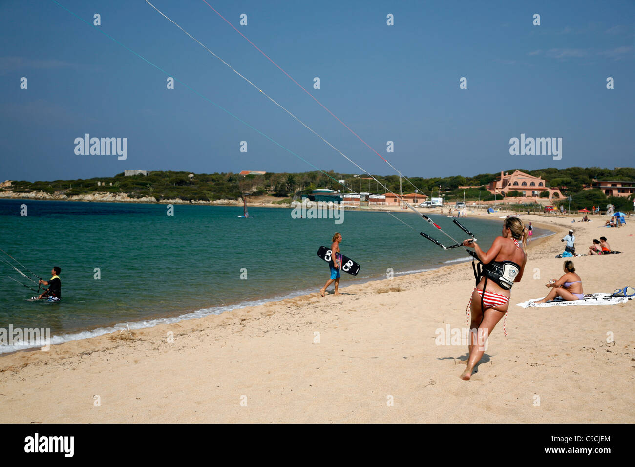 En surfant à plage de Porto Pollo, Sardaigne, Italie. Banque D'Images
