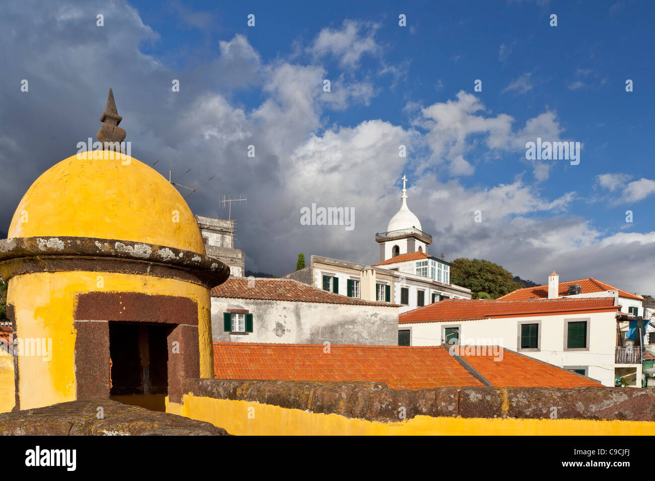 Vue depuis le toit de la Forte de São Tiago vers Igreja de Socorro - Funchal, Madère, Portugal, Europe Banque D'Images