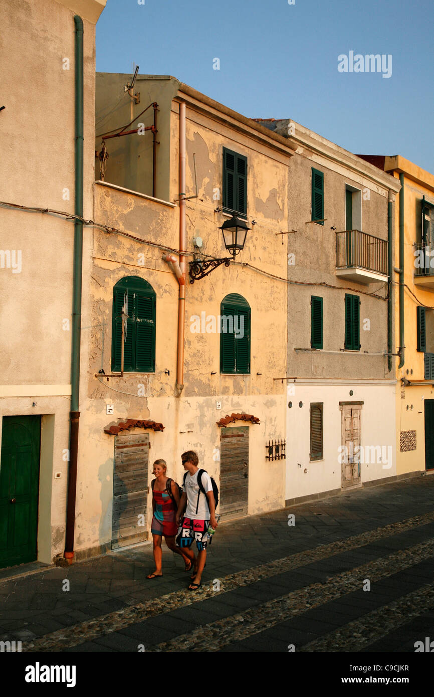 La promenade le long des murs de la ville, Alghero, Sardaigne, Italie. Banque D'Images