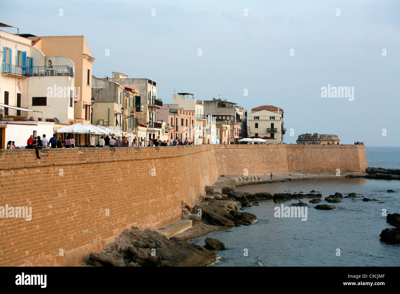 La promenade le long des murs de la ville, Alghero, Sardaigne, Italie. Banque D'Images