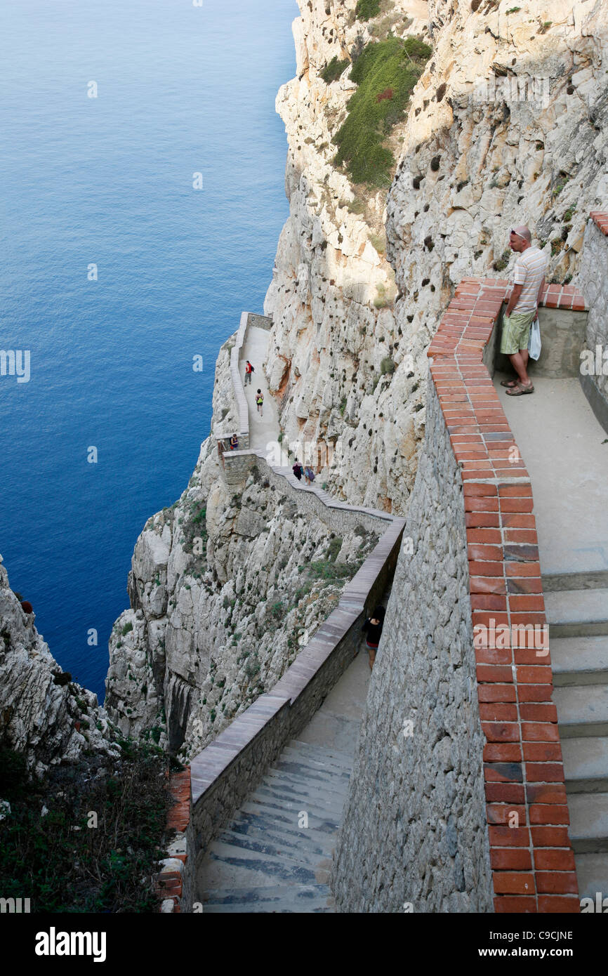 Vue sur l'Escala del Cabirol, l'escalier qui mène à la Grotta di Nettuno, Capo Caccia, Alghero, Sardaigne, Italie. Banque D'Images