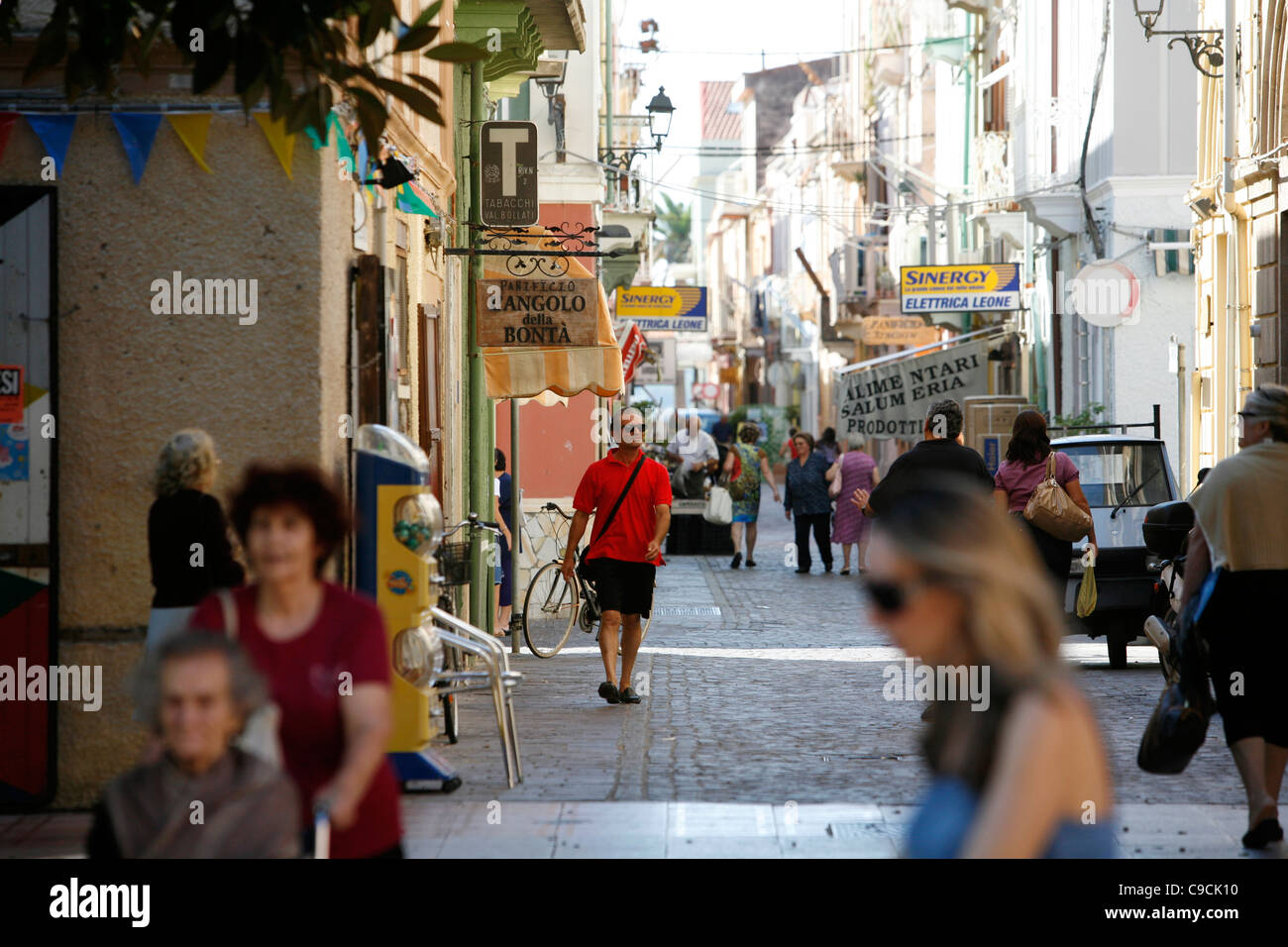 Scène de rue à Carloforte, l'île de San Pietro, Sardaigne, Italie. Banque D'Images