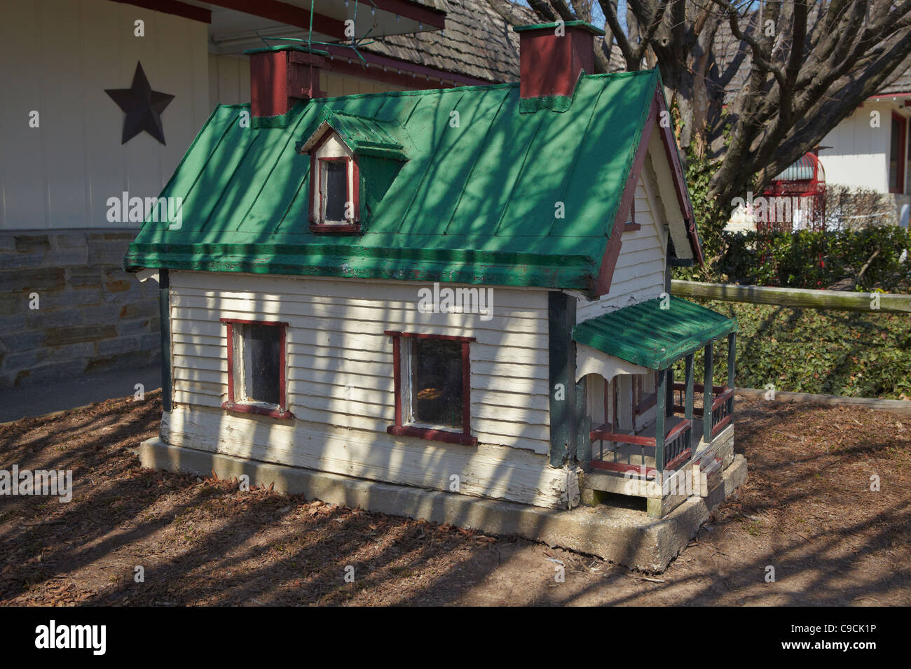 Une maison miniature dans l'avant de l'auberge confortable restaurant, Thurmont, Maryland. Banque D'Images