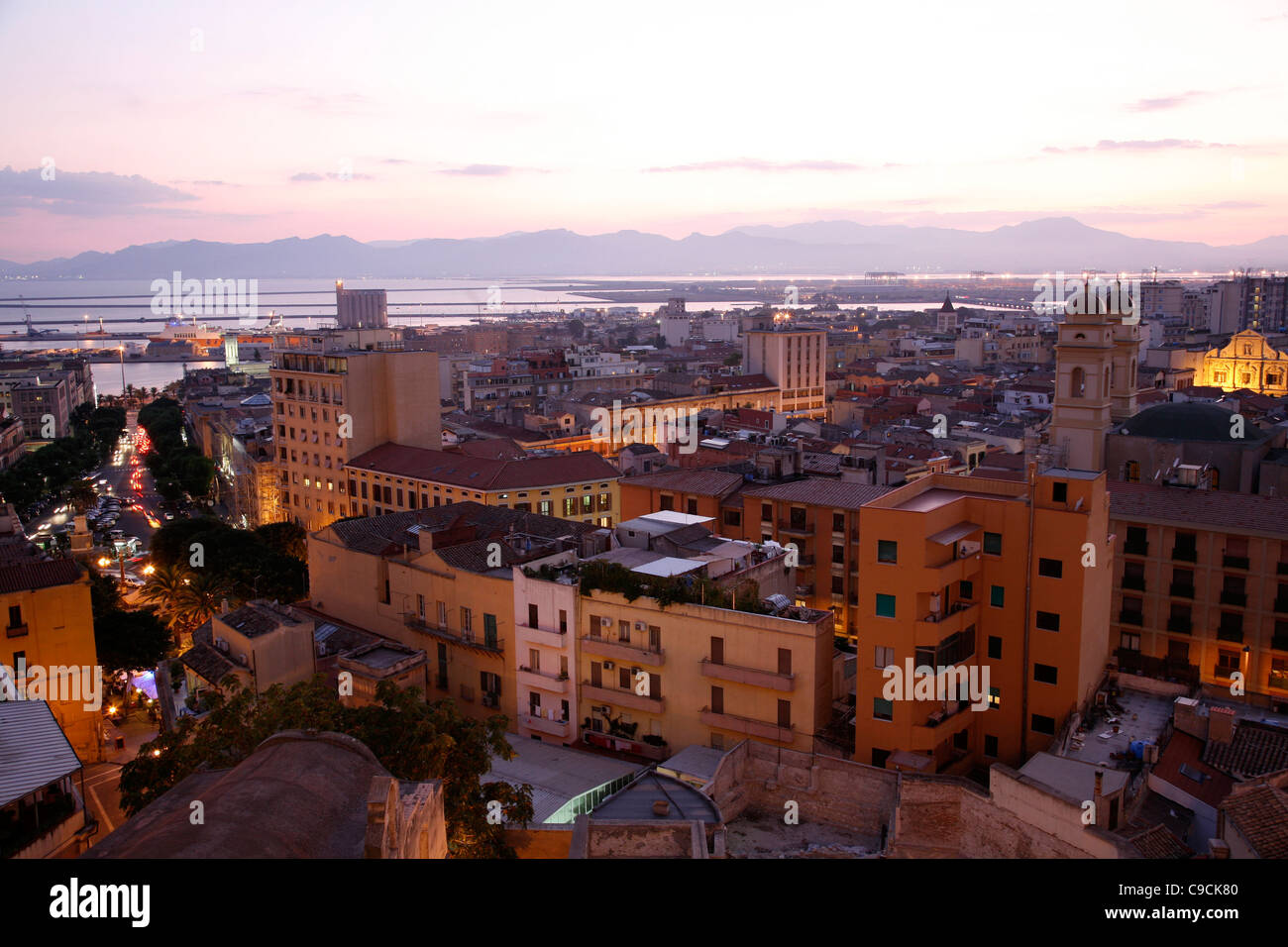 Vue sur l'horizon sur les toits et de port, Cagliari, Sardaigne, Italie. Banque D'Images