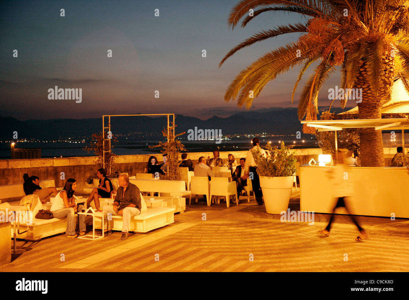 Les gens assis au Caffe Libarium Nostrum dans le Castello, Cagliari, Sardaigne, Italie. Banque D'Images