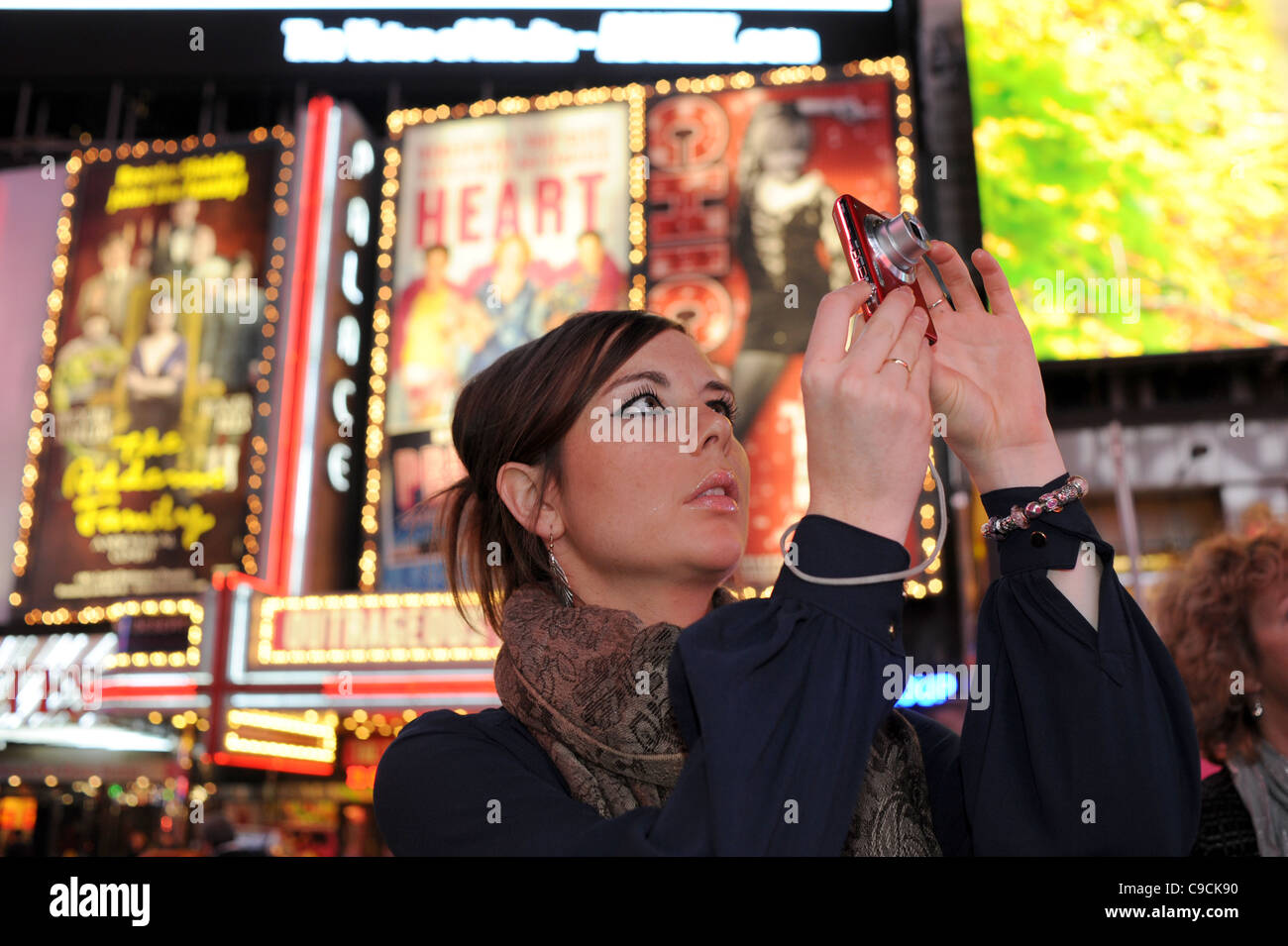 Prendre des photographies touristiques la nuit à Times Square Manhattan New York NYC USA Amérique latine Banque D'Images