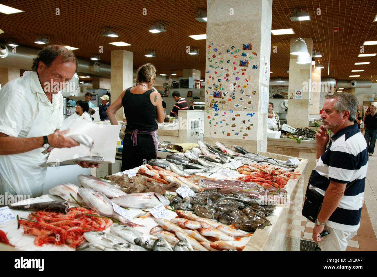 Du poisson au marché de San Benedetto, Cagliari, Sardaigne, Italie. Banque D'Images