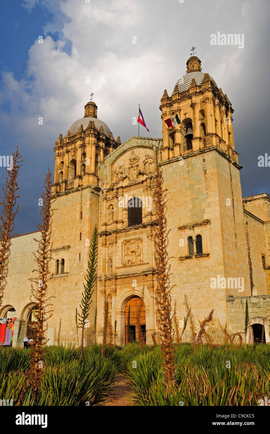 Mexique, Oaxaca, l'église de Santo Domingo, Baroque façade extérieure avec deux clochers. Banque D'Images