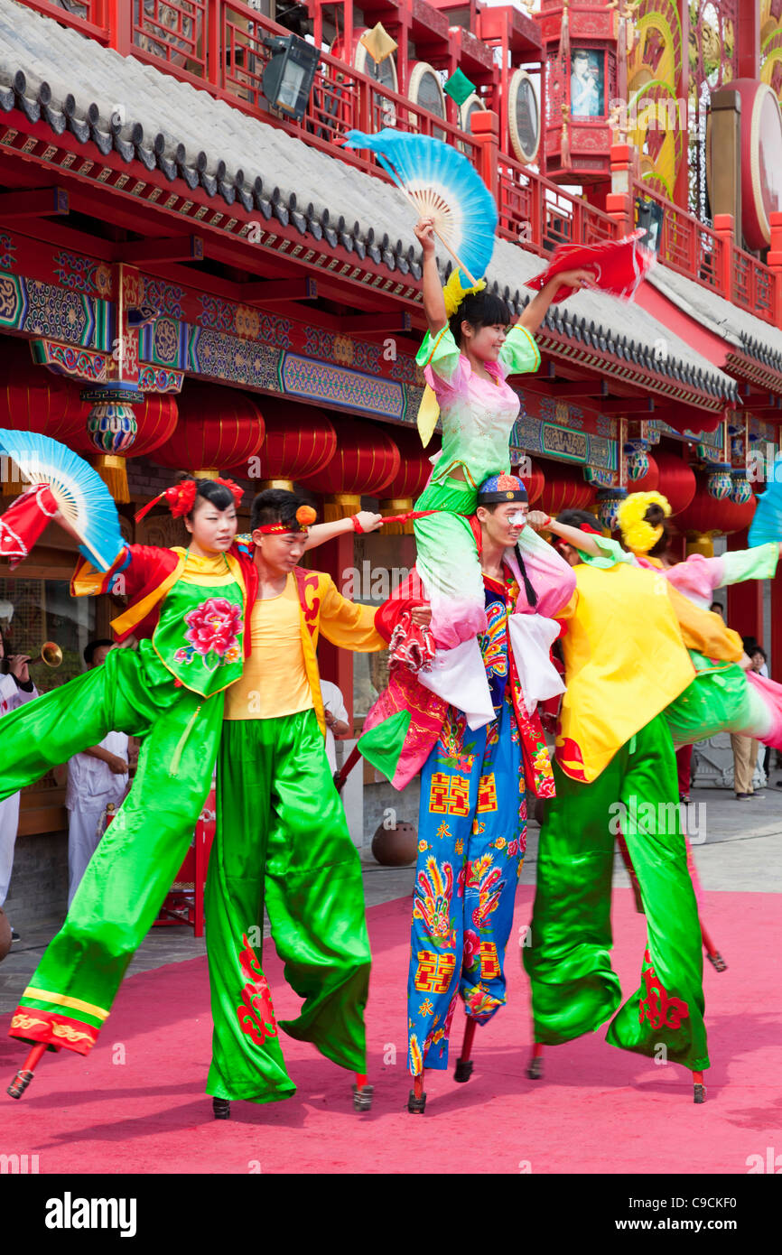 Acrobates chinois traditionnel à l'extérieur de la scène d'un théâtre Le théâtre de Pékin Chine République populaire de Chine Asie Banque D'Images