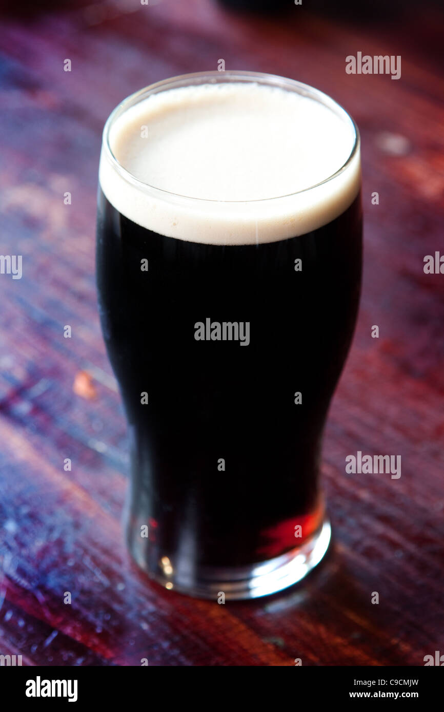 Réfrigérées pinte de Stout dans un pub. Banque D'Images