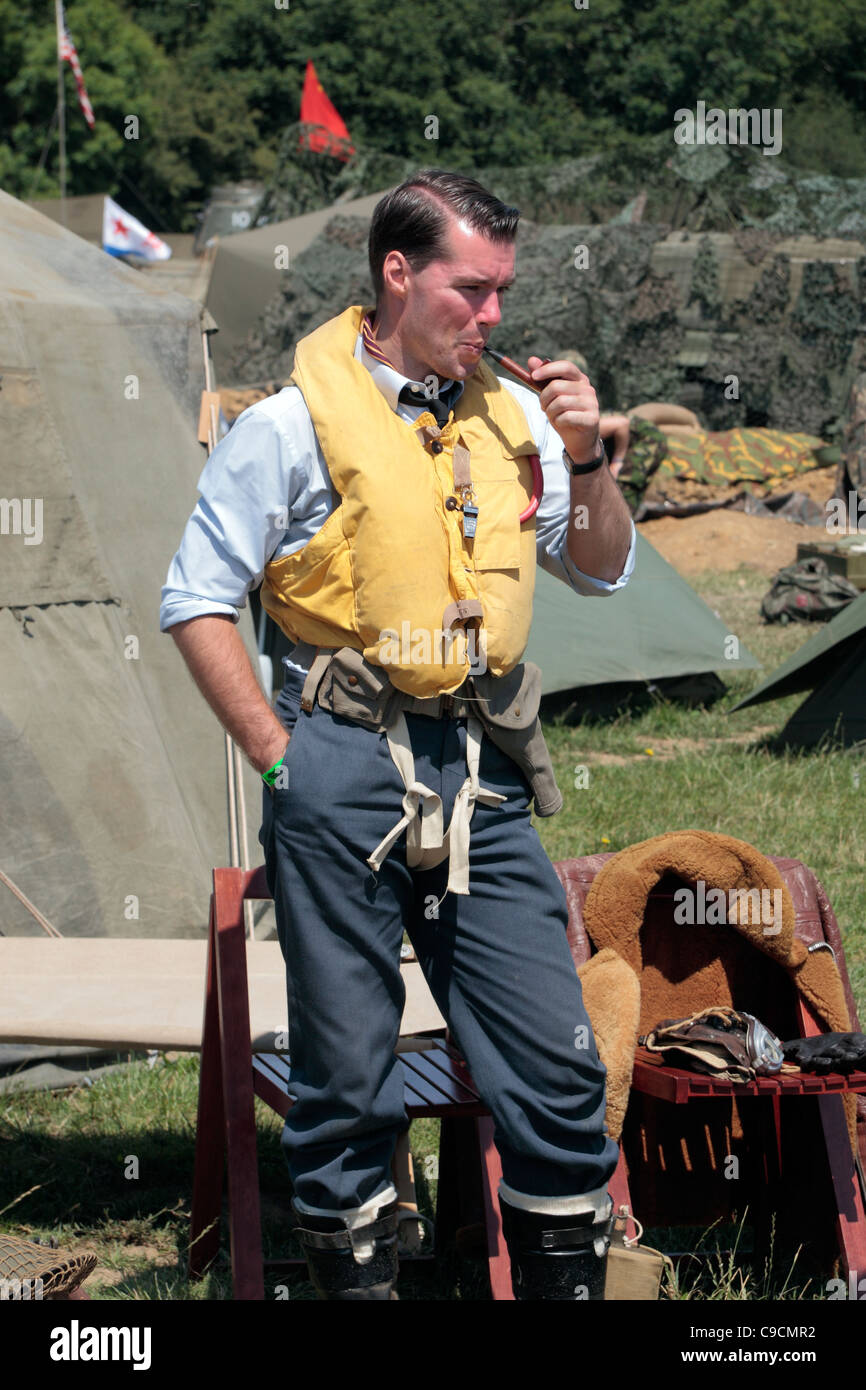 La reconstitution médiévale habillé comme un pilote de chasse Britannique WW2 ('le peu d') à la guerre de 2011 et à la paix, Hop Farm Paddock Wood, Kent, UK. Banque D'Images