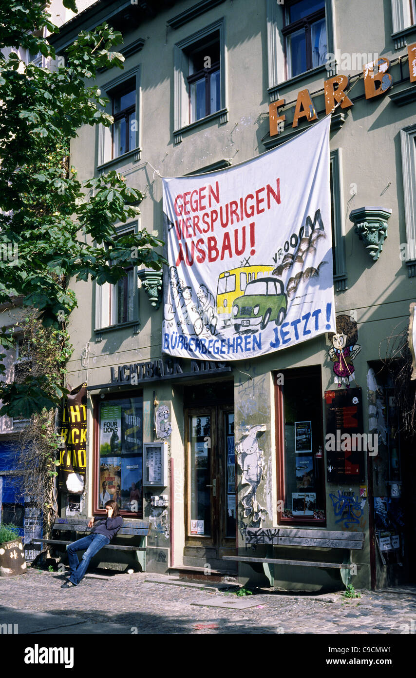Bannière de protestation contre le développement urbain sur la façade d'Lichtblick-Kino à Kastanienallee de Berlin. Banque D'Images