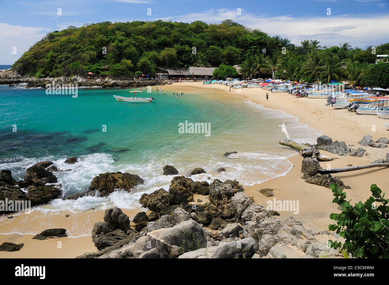 Mexique, Oaxaca, Puerto Escondido, vue sur Playa Manzanillo beach avec des pierres et les touristes Banque D'Images