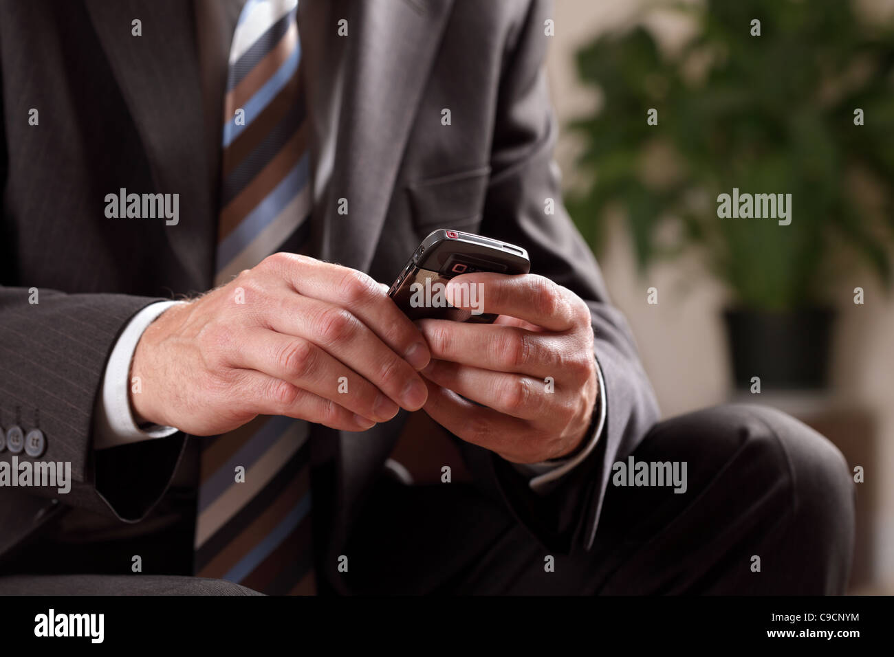 Business man text messaging Banque D'Images