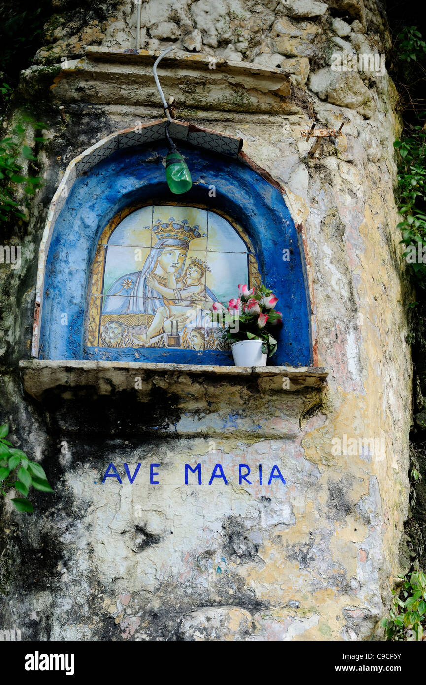 Un culte public sur les murs de la vieille ville de Sorrento Town. Remparts, Sorrento, Campania, Italie, Europe. Banque D'Images