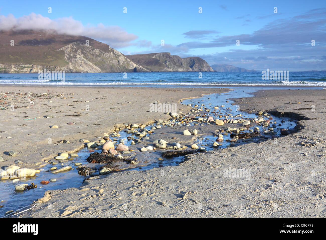 Keel Beach sur l'île d'Achill, Comté de Mayo, Irlande, avec la distance dans les falaises de Minaun Banque D'Images