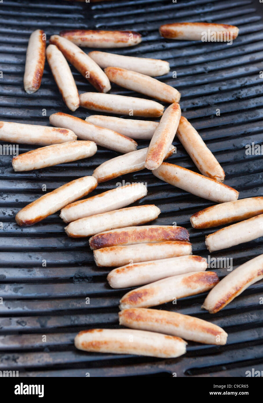 Les saucisses sur le Barbecue grill Banque D'Images