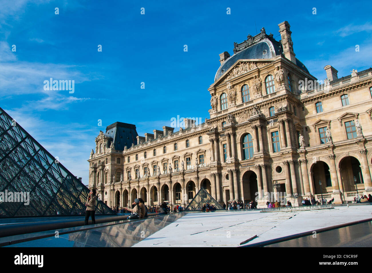 Pyramide du louvre entrée Banque de photographies et d’images à haute