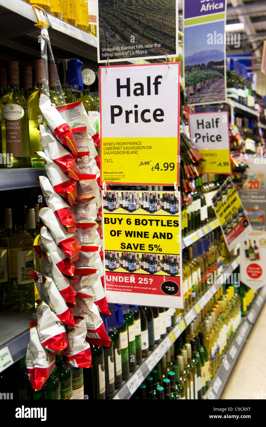 Moitié prix offre vin signe dans un supermarché Tesco, UK Banque D'Images
