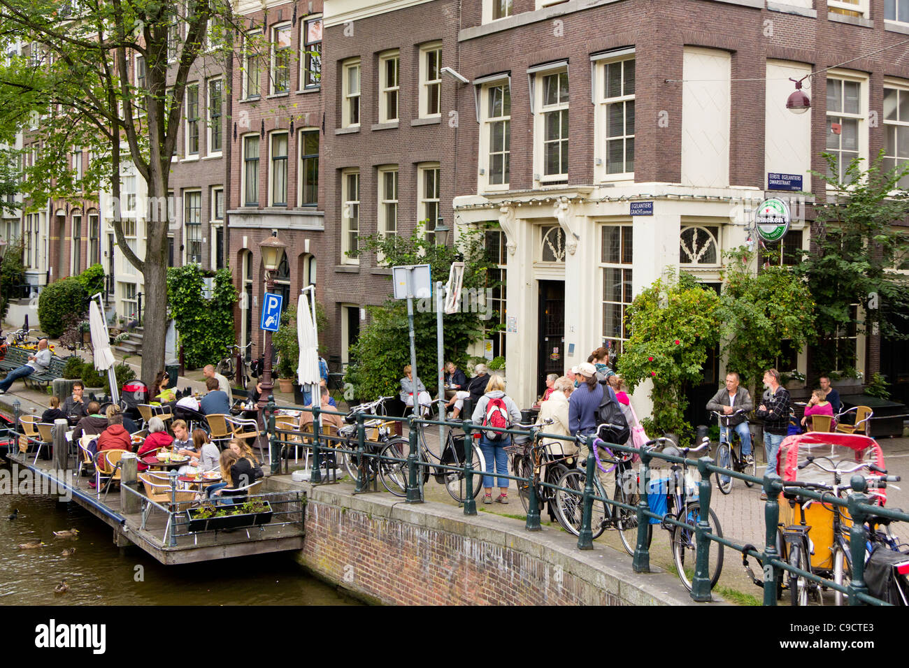 La populat cafe 't la société Smalle, un bar en bordure du canal Jordaan juste à côté du canal Prinsengracht, Amsterdam, Pays-Bas Banque D'Images