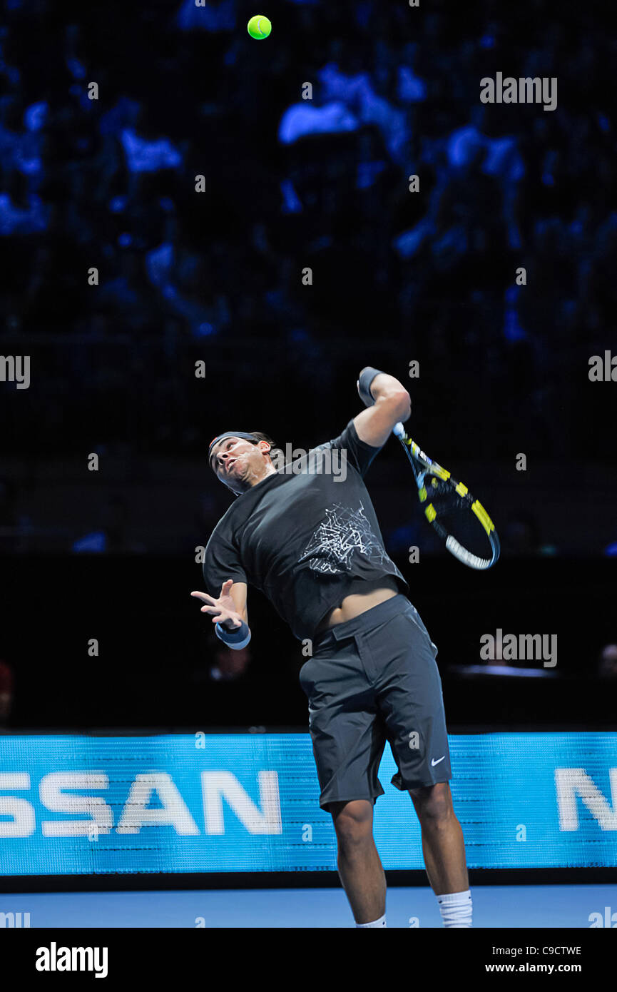 22.11.2011 Londres, Angleterre Rafael Nadal de l'Espagne pendant son match de round robin contre Roger Federer de la Suisse à la Tennis Barclays ATP World Tour Finals 2011 au 02 London Arena. Banque D'Images