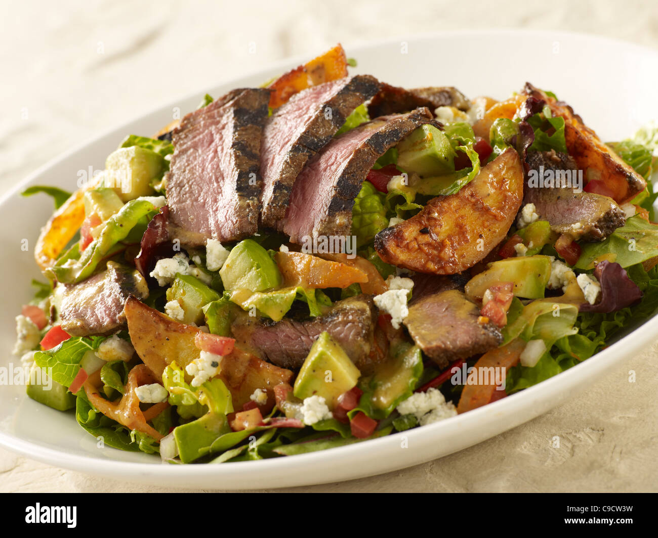 Le steak grillé et salade de pommes de terre Banque D'Images