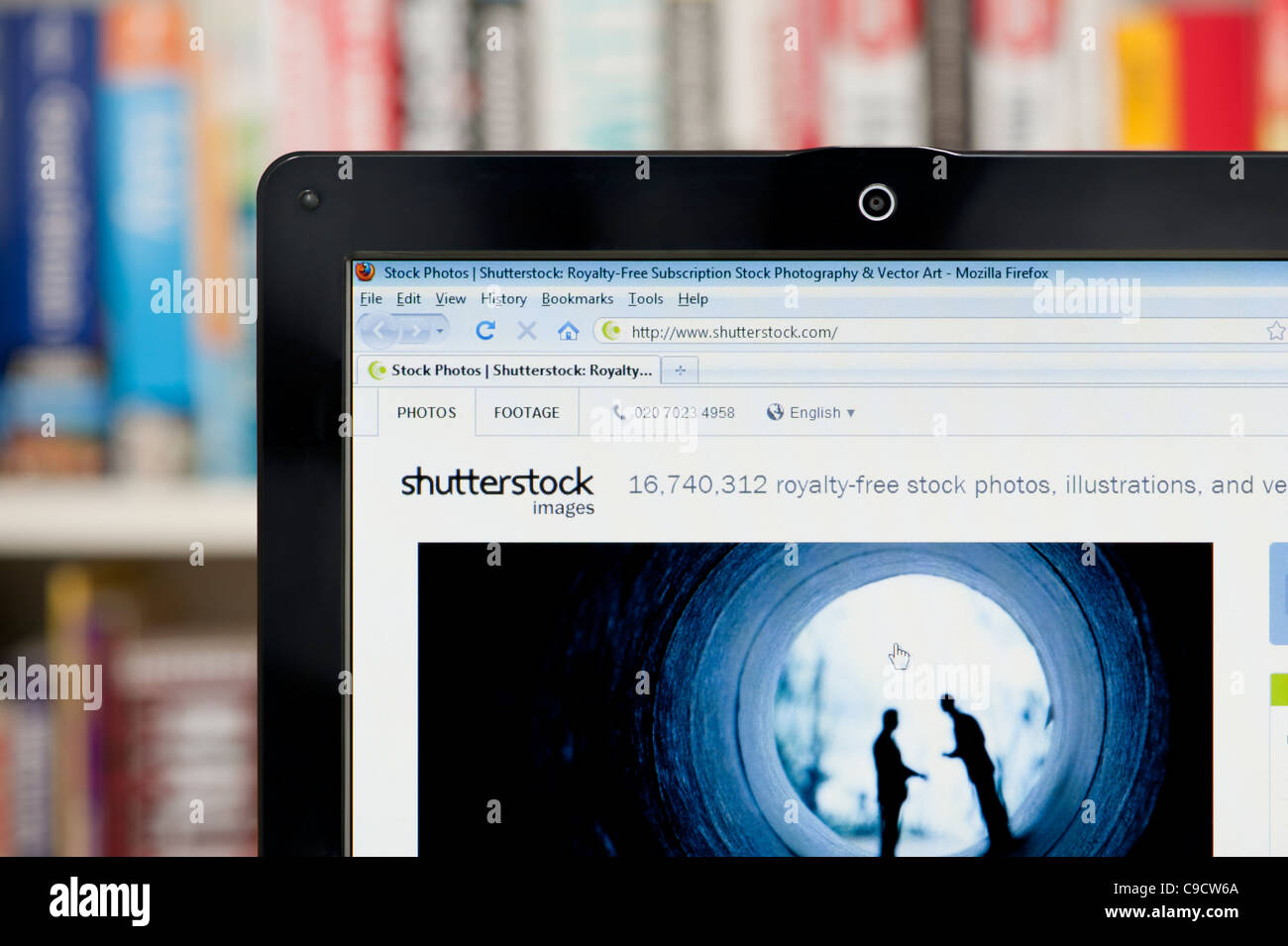 Le site web de Shutterstock tourné contre un meuble en arrière-plan (usage éditorial uniquement : -Print, télévision, e-book et le comité éditorial du site). Banque D'Images