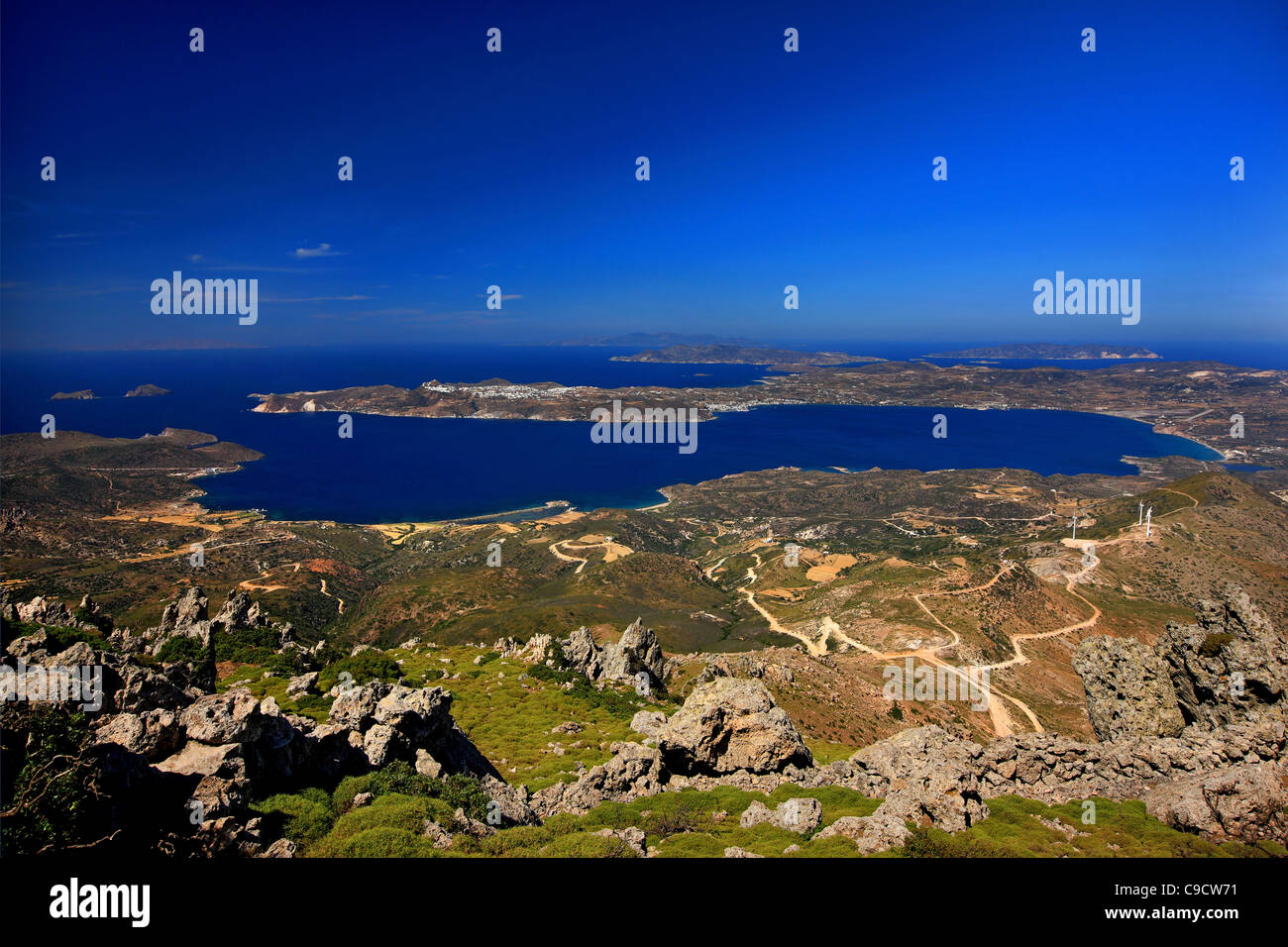 Vue panoramique sur le golfe de Milos, l'un des plus grands ports naturels de la Méditerranée. Cyclades, Grèce Banque D'Images