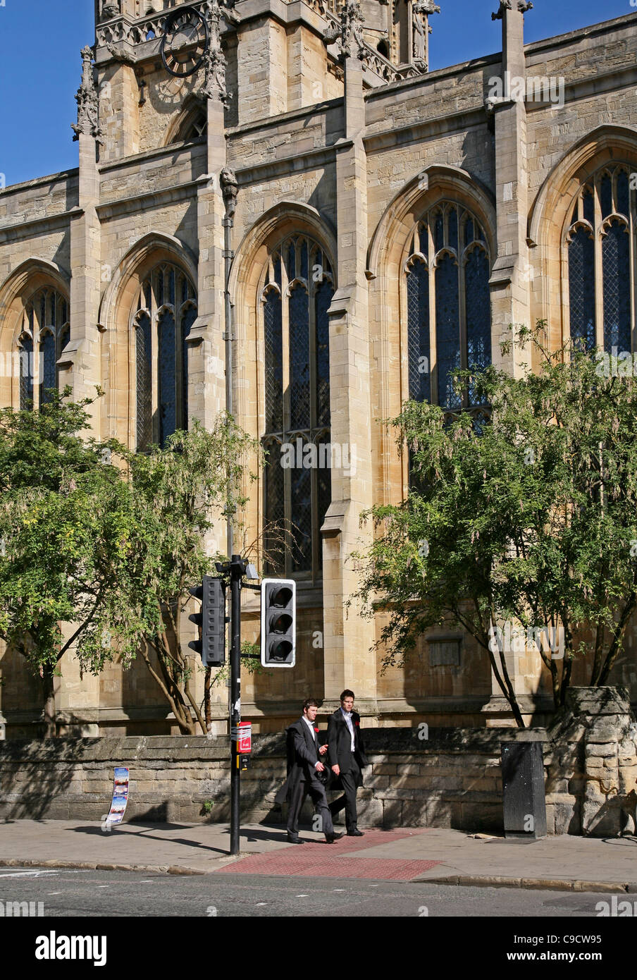 Les étudiants de l'Université d'Oxford à pied en face de l'église de la Vierge Marie Banque D'Images