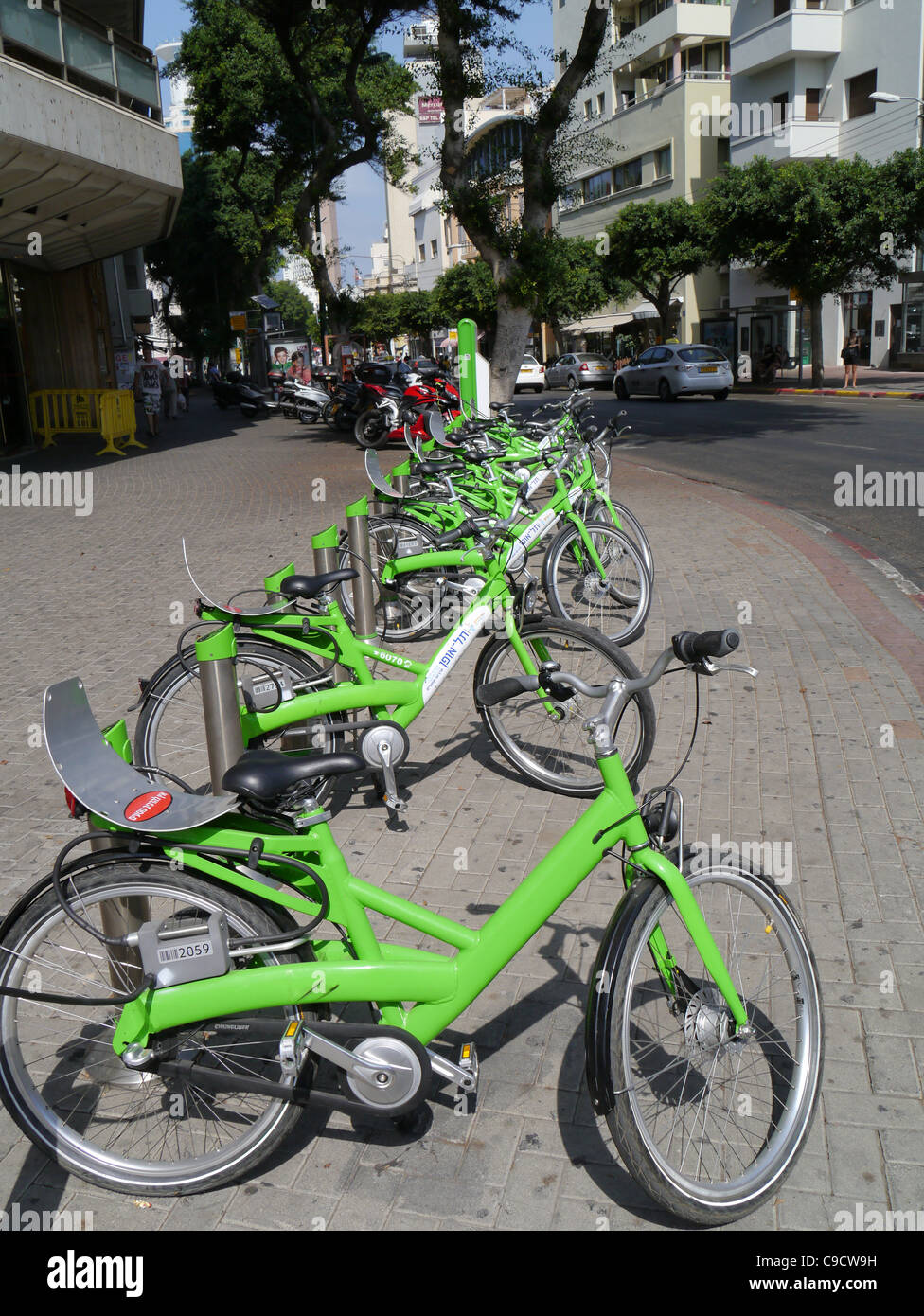 Location de vélos sur le trottoir à Tel Aviv Banque D'Images