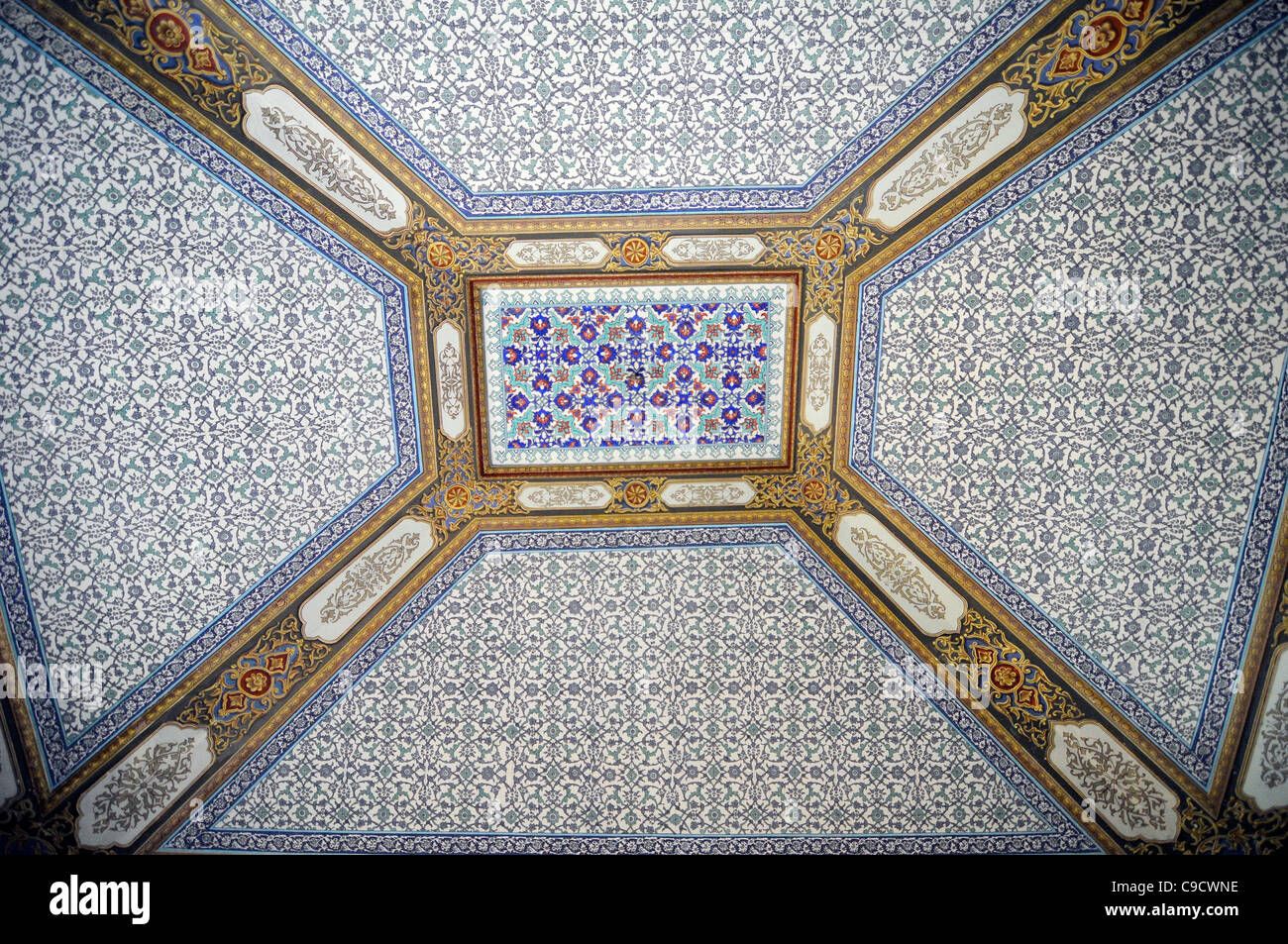 Le Palais de Topkapi, Istanbul, Turquie. L'intérieur du plafond, en céramique et mosaïque. Banque D'Images