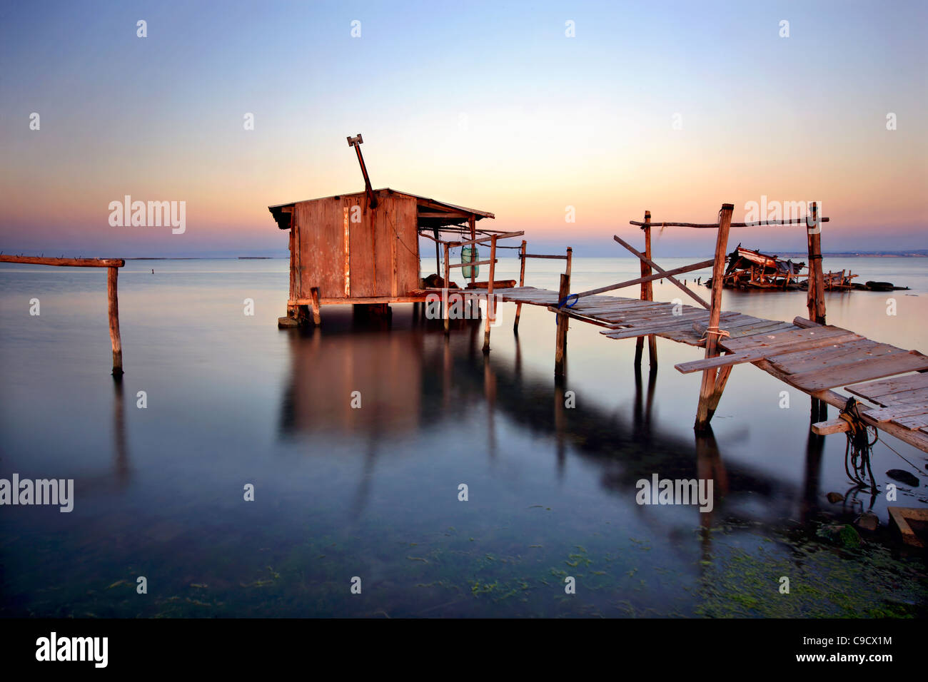 Cabane sur pilotis dans le Delta de l'Axios (aussi connu comme 'Vardaris') Rivière, Thessalonique, Macédoine, Grèce Banque D'Images