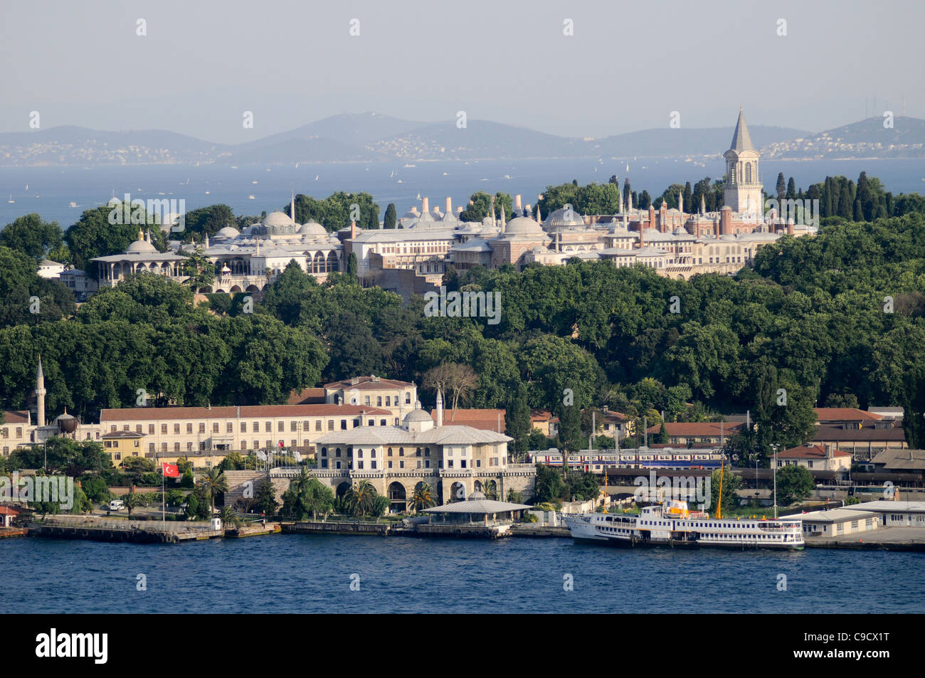 Le Palais de Topkapi, Istanbul. Vue panoramique de la tour de Galata. En face, la Corne d'or et à l'arrière, le détroit du Bosphore. Banque D'Images