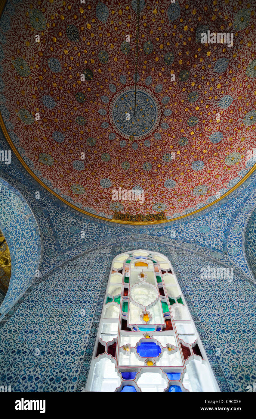 Le Palais de Topkapi, Istanbul. L'intérieur du dôme de céramique, mosaïque et bibliothèque nationale Banque D'Images