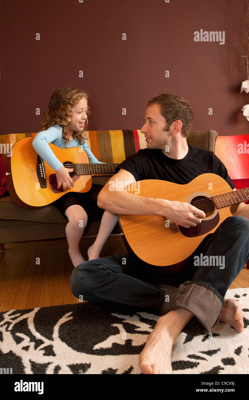 Père et fille jouer de la guitare. Banque D'Images