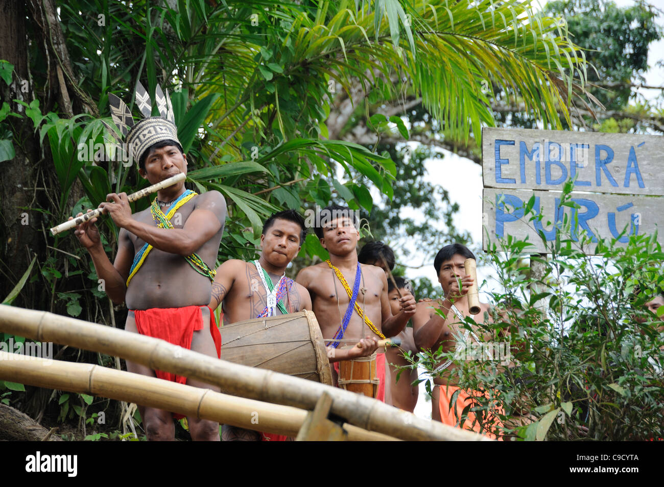 Embera des hommes indiens jouant la flûte et le tambour accueillant des touristes à la communauté autochtone Emberá Purú au Panama Banque D'Images