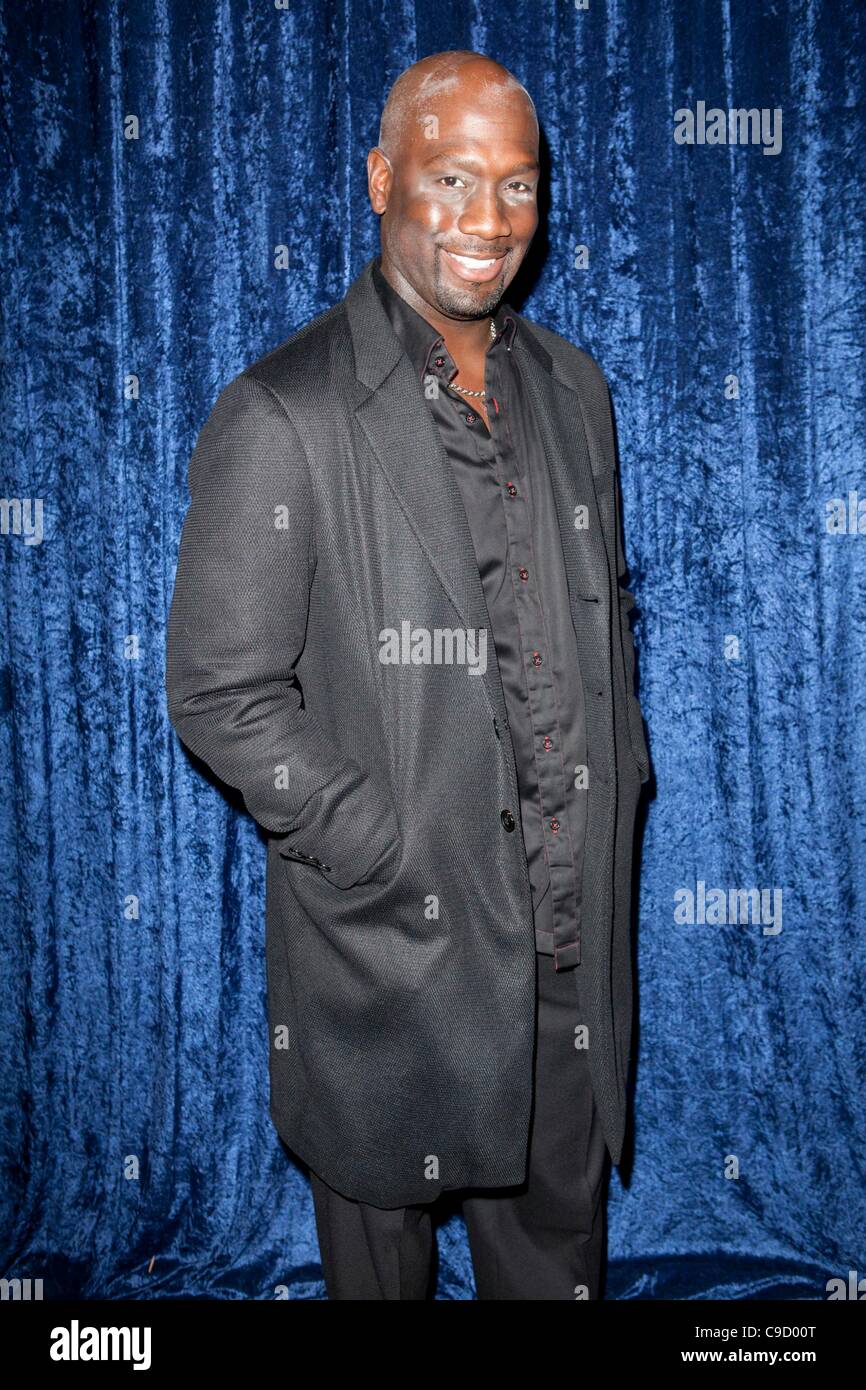 Richard T. Jones à l'intérieur de l'établissement SUPER 8 DVD et Blu-Ray Release Party, Samuel Goldwyn Theatre à l'AMPAS, Los Angeles, CA, 22 novembre 2011. Photo par : Emiley Schweich/Everett Collection Banque D'Images