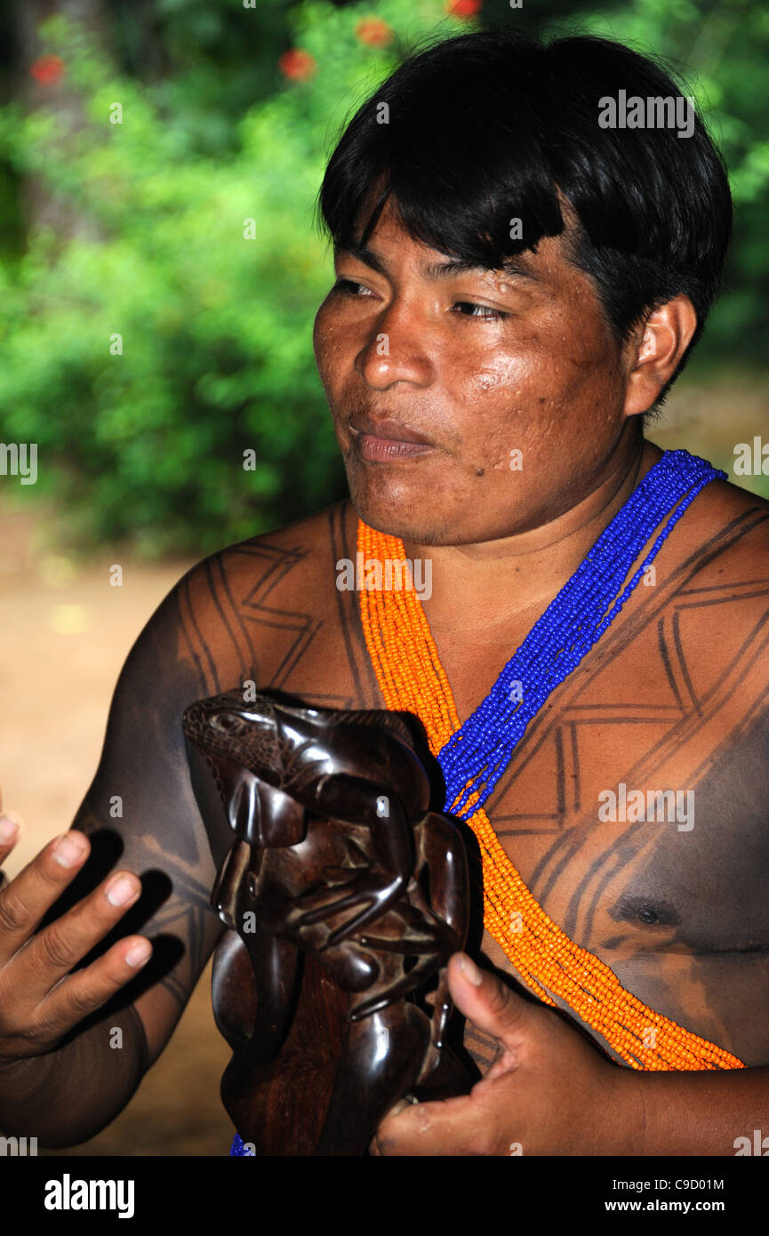 Chef indien Embera parle d'artisanat Banque D'Images