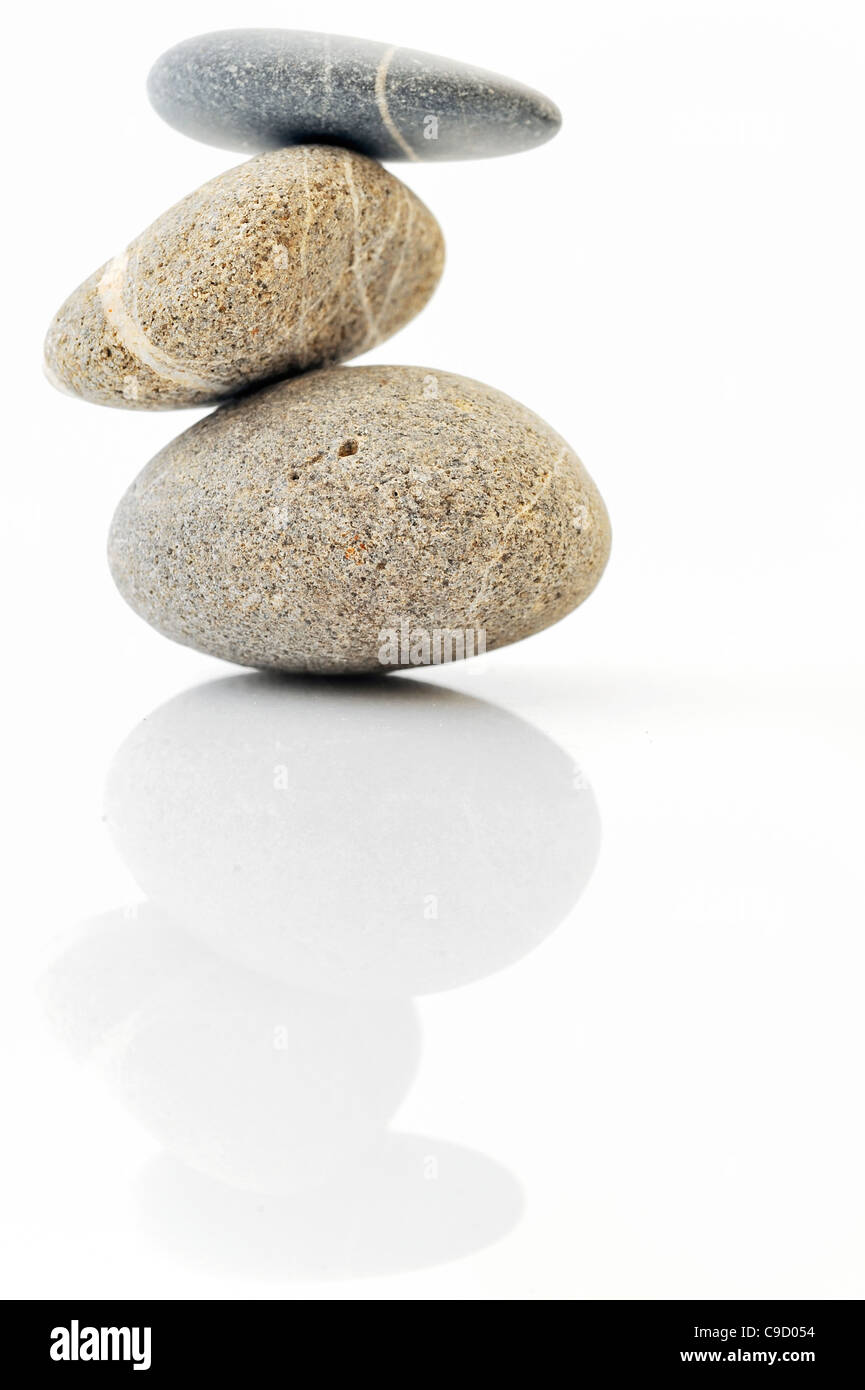 Pyramide de pierres sur blanc. Banque D'Images